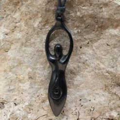 Angerone Hornschmuck Anhänger Kette Handarbeit