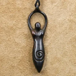 Angerone Hornschmuck Anhänger Kette Handarbeit