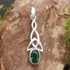 Anhänger keltischen Knoten mit grünem Zirkonia gefasst 925 Silber