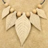 Blätter Holzschmuck weißes Holz Kettenanhänger
