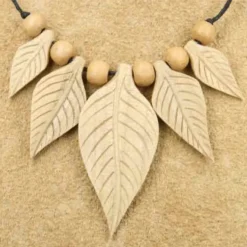 Blätter Holzschmuck weißes Holz Kettenanhänger