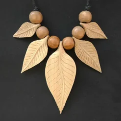 Blätter Holzschmuck weißes Holz Kettenanhänger