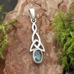 Feiner Anhänger keltischer Knoten mit Blauer Topas Zirkonia gefasst 925 Silber