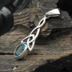 Feiner Anhänger keltischer Knoten mit Blauer Topas Zirkonia gefasst 925 Silber