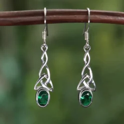 Feiner Ohrringe keltischer Knoten mit grünem Zirkonia Emerald