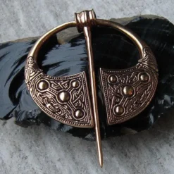 Fein verzierte Gewandnadel Bronze Fibel Mittelalter