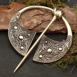 Fein verzierte Gewandnadel Bronze Fibel Mittelalter
