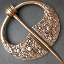 Fein verzierte Gewandnadel Bronze Fibel Mittelalter