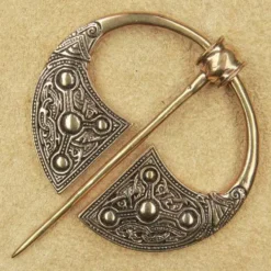 Fein verzierte Gewandnadel Bronze Fibel Mittelalter