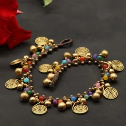 Fußkettchen Modeschmuck Messing mit bunten Glasperlen und Klangglöckchen