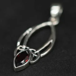 Granat Anhänger in keltischen Knoten gefasst 925 Silber