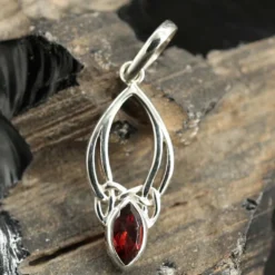 Granat Anhänger in keltischen Knoten gefasst 925 Silber