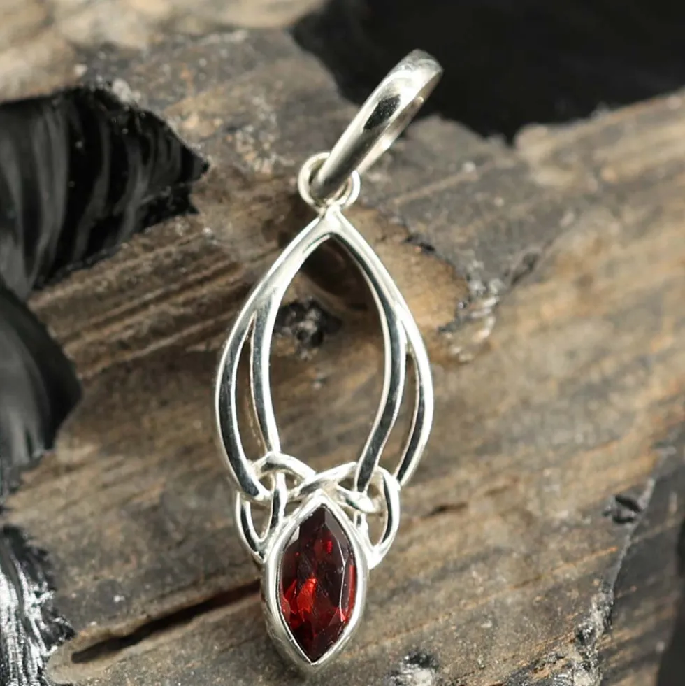 Granat Anhänger in keltischen Knoten gefasst 925 Silber