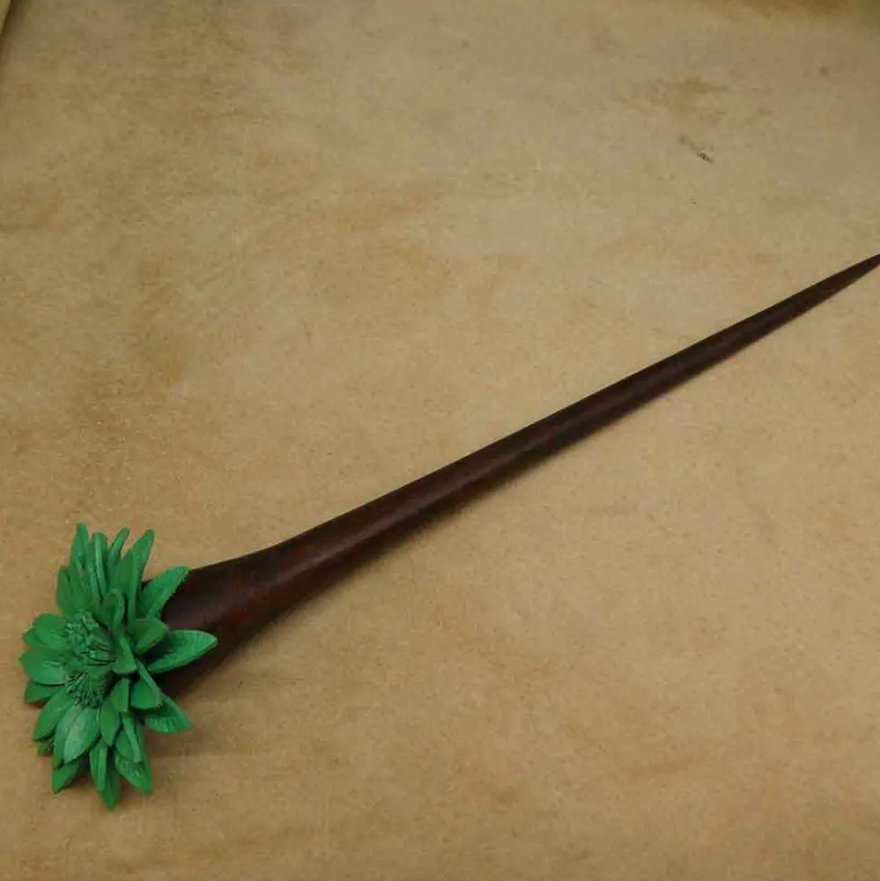 Haarstab Holz mit grüner Blume Haarschmuck für Hochsteckfrisuren