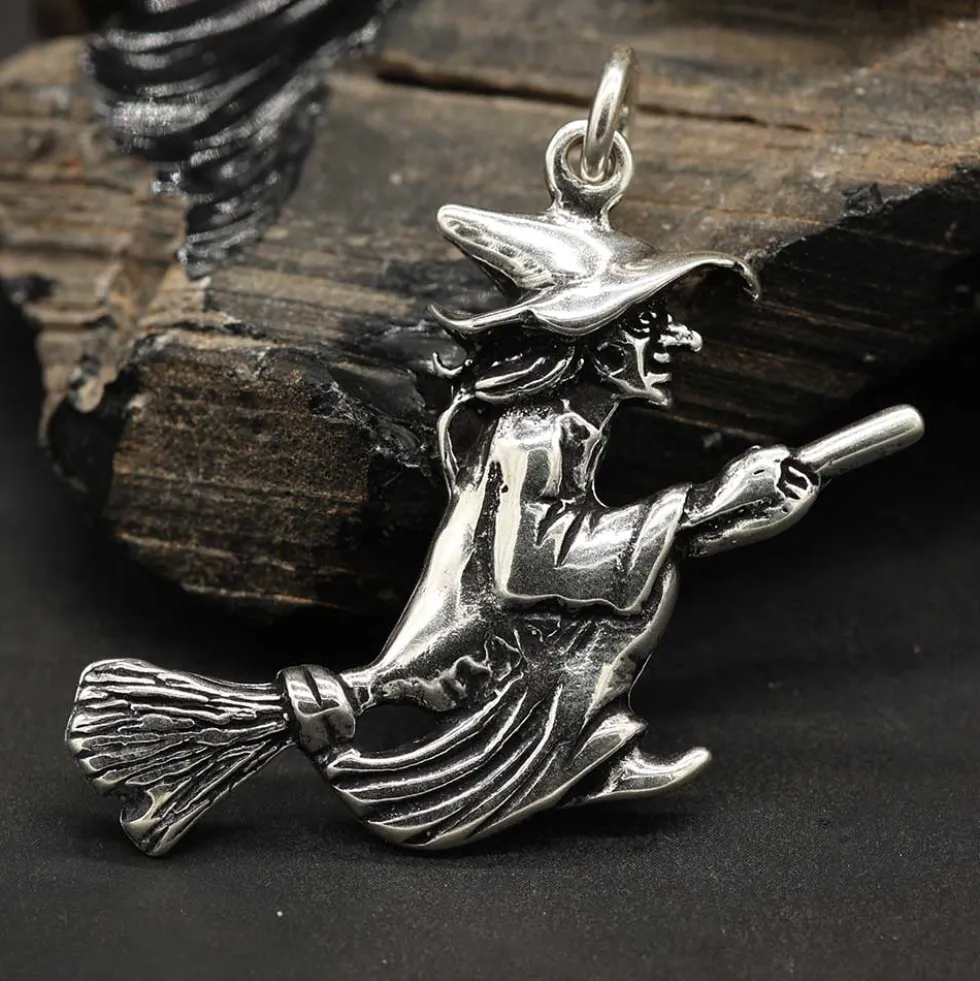 Hexe auf Besen Schmuck Anhänger aus Silber 925