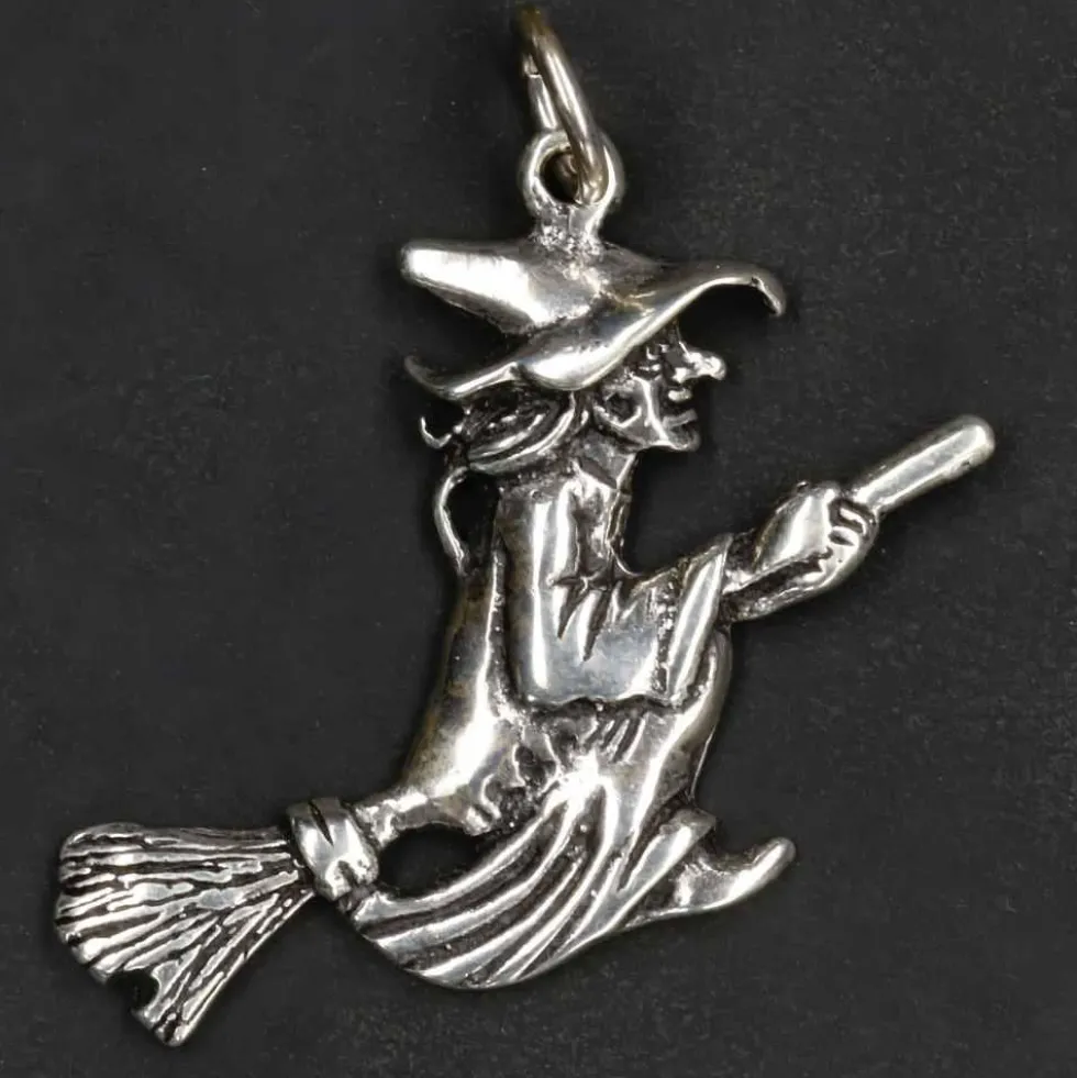 Hexe auf Besen Schmuck Anhänger aus Silber 925