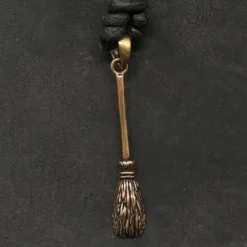 Hexenbesen Anhänger Schmuck Bronze