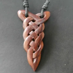Kelten Schmuck aus Holz Kunst Handwerk geschnitzt