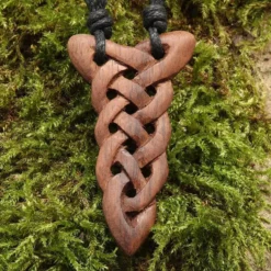 Kelten Schmuck aus Holz Kunst Handwerk geschnitzt