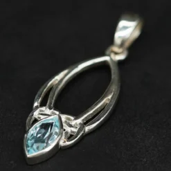 Kettenanhänger Blauer Topas in keltischen Knoten gefasst 925 Silber