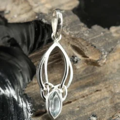 Kettenanhänger Blauer Topas in keltischen Knoten gefasst 925 Silber
