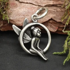 Kleine Fee Anhänger Schmuck Silber Anhänger Elfe im Kreis sitzend 925/000