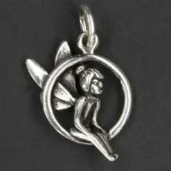 Kleine Fee Anhänger Schmuck Silber Anhänger Elfe im Kreis sitzend 925/000