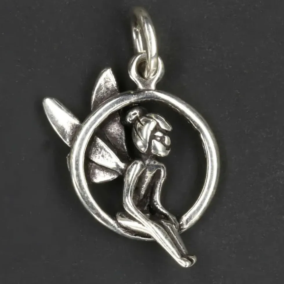 Kleine Fee Anhänger Schmuck Silber Anhänger Elfe im Kreis sitzend 925/000