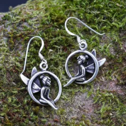 Kleine Fee Silber Ohrhänger Elfe im Kreis sitzend Ohrschmuck 925 Silber