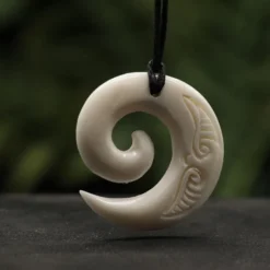 Koru Spirale Maori Halskette Anhänger Knochen geschnitzter Schmuck