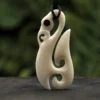 Maori Halskette Kettenanhänger Knochen mit Perlmutt Kunst Handwerk