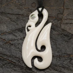 Maori Halskette Kettenanhänger Knochen mit Perlmutt Kunst Handwerk