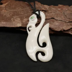Maori Halskette Kettenanhänger Knochen mit Perlmutt Kunst Handwerk