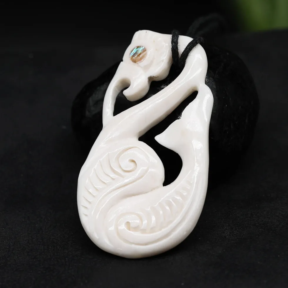 Maori Kette Anhänger Knochen mit Perlmutt Kunst Handwerk