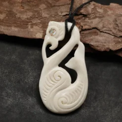 Maori Kette Anhänger Knochen mit Perlmutt Kunst Handwerk