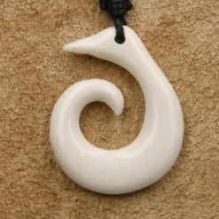 Maori Kiwispirale Schmuck aus Knochen Kette