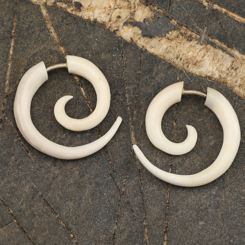 Ohrschmuck Fake Piercing Spirale 2,5 cm Knochen Ohrring (Paar)