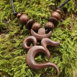Om Holzschmuck Kette Collier geschnitzt
