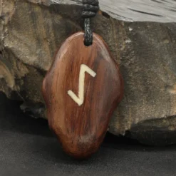 Rune Holz Schmuck eihwaz - älteres Futhark
