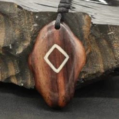 Runen Anhänger Holz Schmuck ingwaz - älteres Futhark
