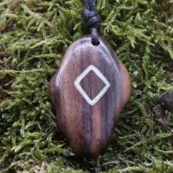 Runen Anhänger Holz Schmuck ingwaz - älteres Futhark