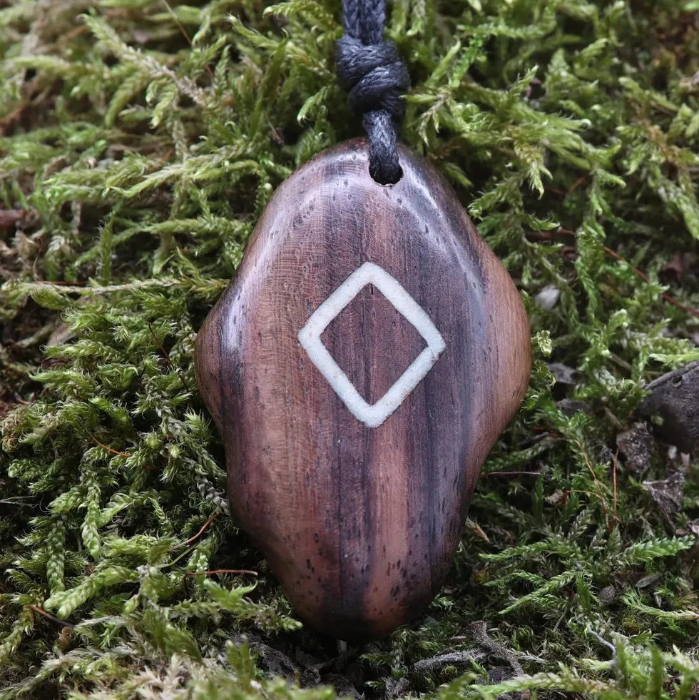 Runen Anhänger Holz Schmuck ingwaz - älteres Futhark