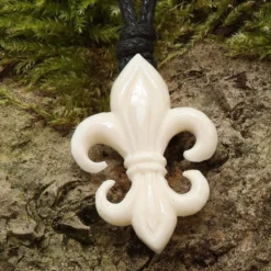 Schmuck Anhänger Fleur des Lys Handarbeit Kette geschnitzt