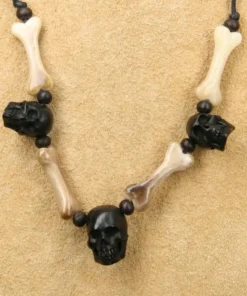 Totenköpfe an Kette aus Horn und Knochen Gothic Schmuck