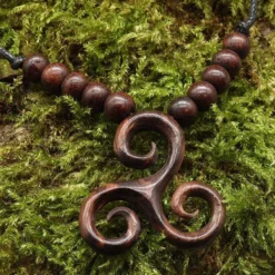 Triskele Schmuck Holz mit Kokos Perlen