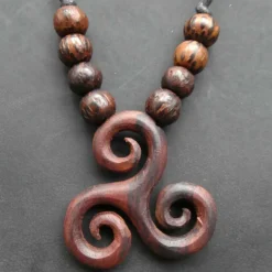 Triskele Schmuck Holz mit Kokos Perlen