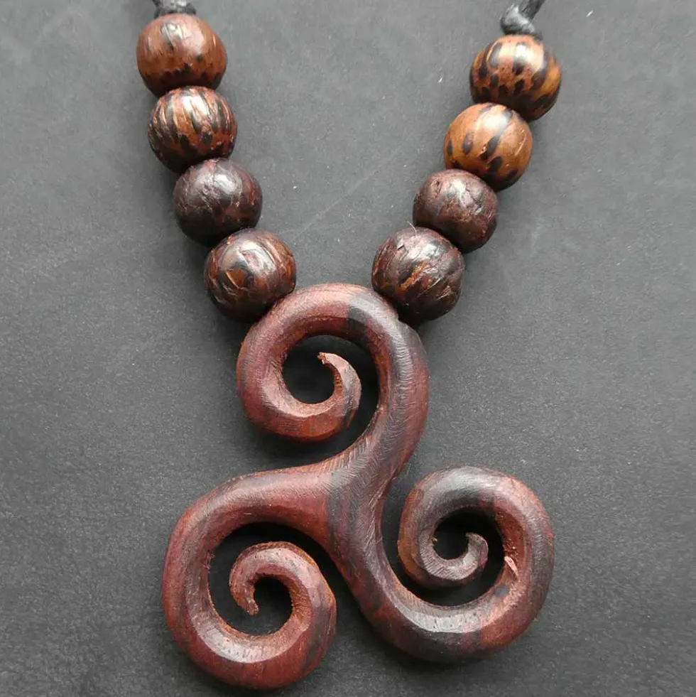 Triskele Schmuck Holz mit Kokos Perlen