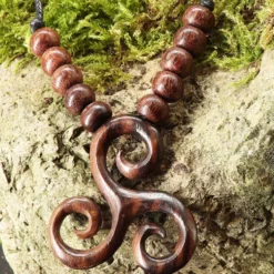 Triskele Schmuck Holz mit Kokos Perlen