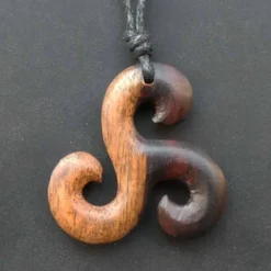Triskel 2-farbiger Holzanhänger keltischer Schmuck Triskel Kettenanhänger