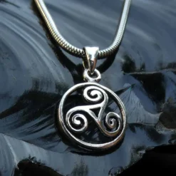 Triskel zarter Kettenanhänger Keltisch Schmuck 925 Silber